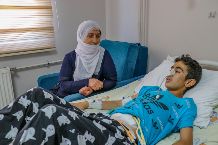 Yabani ot yiyen çocuğun bağırsağı delindi